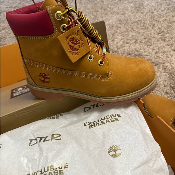 NWB Timberland 6in Premium Boots “ RED TOPS ” DTLR Exclusive - Boys US 5.5 - Picture 3 of 5